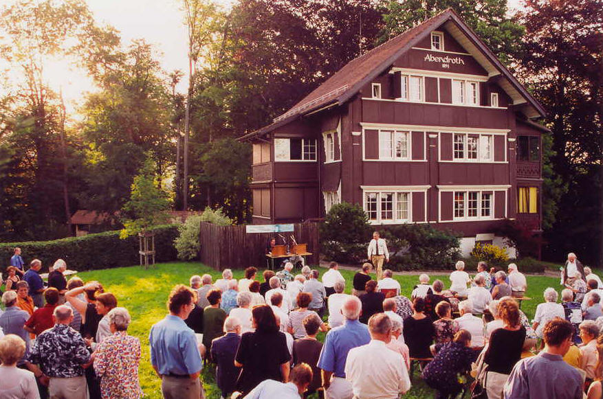 Erffnungs-Veranstaltung vor dem geheimnisvollen Abendroth: Am 2. Juli 2000 ffneten sich vor zahlreichen Gsten die Lden des Hauses.