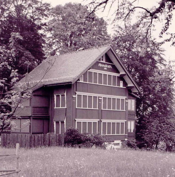 Das tote Haus am Bodensee. Fast hundert Jahre lang stand es geheimnisvoll mit geschlossenen Lder, bis im Jahre 2000 mit den ersten Herzogenberg-Konzerttagen sich der Schleier zu lften begann.